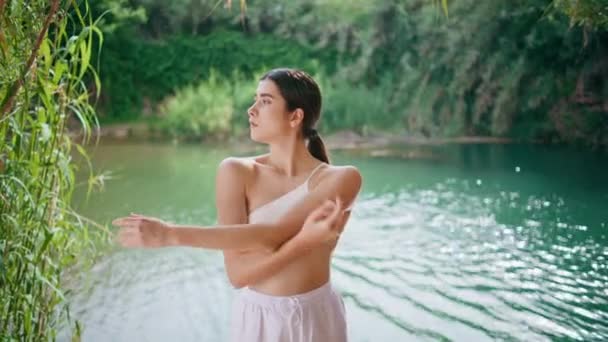 Formation Ciblée Femme Seule Vêtements Blancs Sur Bassin Tropical Place — Video