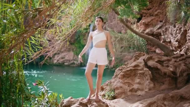 Una Donna Yogi Che Asana Blue Lagoon Cliff Atleta Concentrato — Video Stock