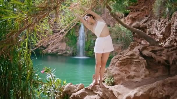 Yogacı Kadın Turkuaz Göl Yerinde Bayır Dansı Yapıyor Çıplak Ayaklı — Stok video