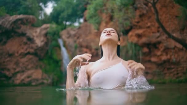 Tropische Mädchen Berühren Nasse Haare Posieren Bay Resort Porträt Sexy — Stockvideo