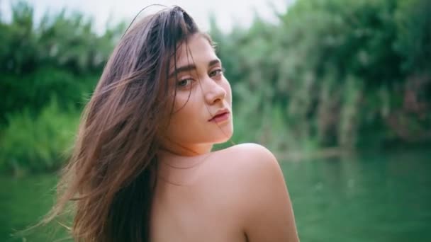 Retrato Hermosa Mujer Desnuda Mirando Cámara Lago Hermosa Modelo Morena — Vídeos de Stock