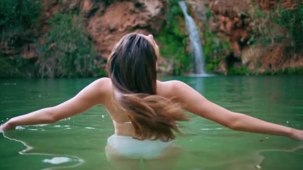 Sensual Girl Shaking Hair Ruht Tropische Natur Rückansicht Verführerische Frau — Stockvideo