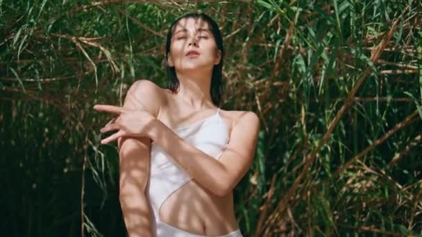Badeanzug Modell Bewegt Die Hände Sanft Bei Sonnigen Bambus Natur — Stockvideo