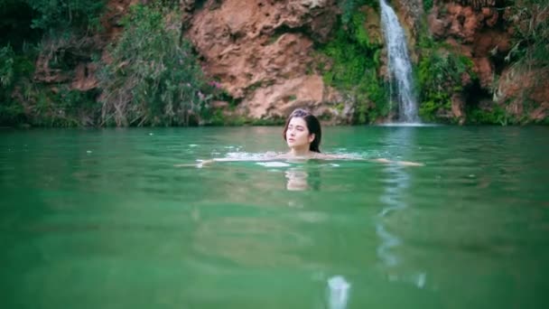 Sexy Dáma Plavající Přírodním Bazénu Svůdná Nahá Žena Která Dívá — Stock video