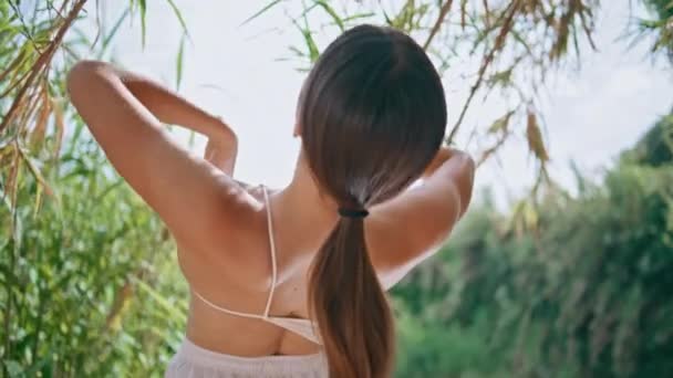 Flexibilní Dívka Předvádí Smyslný Tanec Zelené Přírodě Zblízka Výrazná Brunetka — Stock video