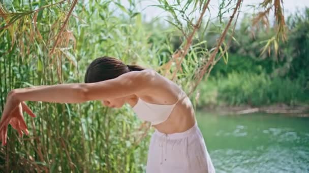 Žena Performer Tanec Ruce Slunné Jezero Přírody Detailní Flexibilní Mladá — Stock video