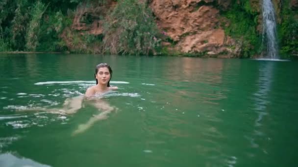Mujer Activa Buceo Piscina Bahía Mar Solo Joven Señora Feliz — Vídeo de stock