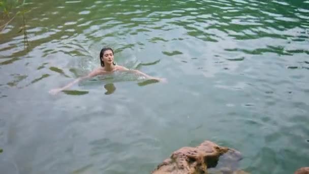 Chica Refrescante Nadando Agua Fiordo Mujer Feliz Satisfecha Tocando Roca — Vídeo de stock