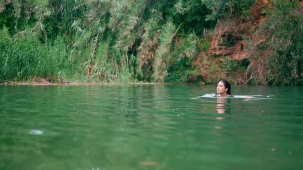 Одинокая Девушка Плавает Зеленой Природе Брюнетка Наслаждается Отдыхом Тропических Лесах — стоковое видео