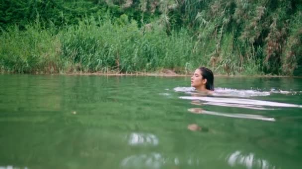 Zrelaksowana Dziewczyna Pływająca Zielonych Wodach Uwodzicielska Naga Kobieta Pływająca Samotnie — Wideo stockowe