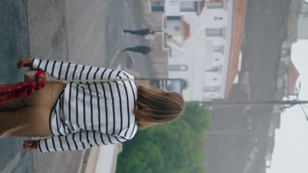 Menina Bonita Explorando Cidade Férias Verticalmente Turista Andando Rua Cidade — Vídeo de Stock
