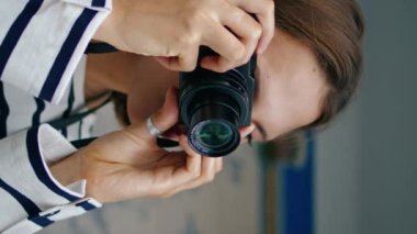 Analog fotoğraf makinesi çeken bir fotoğrafçı. Dikey odaklı serbest çalışan kontrol atışı yapıyor. Tatil fotoğrafları çeken güzel bir kız. Seyahat blogcusu blog içeriği oluşturur. Hobi eğlence konsepti.