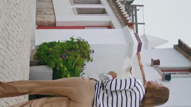 Menina Caminhando Cidade Mediterrânea Com Casas Lavagem Brancas Férias Verão — Vídeo de Stock