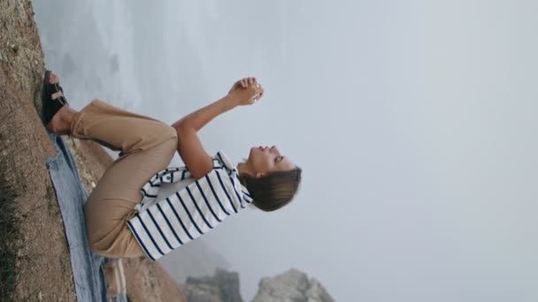 Tänkande Flicka Avkopplande Ocean Klippa Ensam Vertikal Lugn Kvinna Njuter — Stockvideo