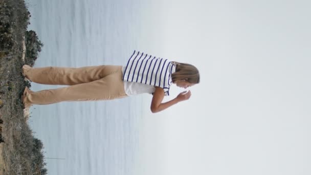 Расслабленная Женщина Наслаждается Вертикальным Океанским Пейзажем Беззаботная Девушка Растягивающая Скалу — стоковое видео