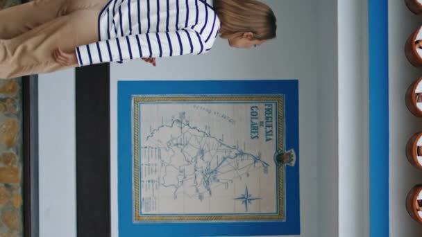 Dziewczyna Czeka Przystanek Pionie Podróżujący Mieście Sprawdza Mapę Drogową Letnie — Wideo stockowe