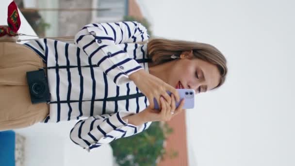 Travel Girl Maakt Smartphone Foto Het Witte Dak Verticaal Toeristen — Stockvideo