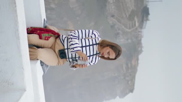 Dívka Relaxační Mořské Město Ranní Kávou Vertikální Krásný Turista Obdivuje — Stock video