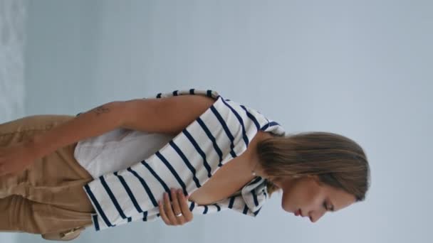 Mädchen Fuß Meerblick Auf Klippe Allein Senkrecht Aufgebrachte Junge Frau — Stockvideo