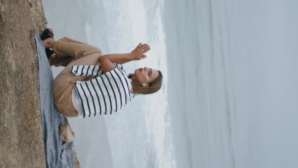 Спокойная Женщина Слушает Музыку Расслабляющую Океанском Побережье Вертикали Мыслящая Девушка — стоковое видео