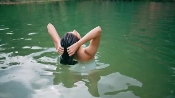Smyslný Model Odpočinku Modré Laguně Šťastná Žena Dotýká Vlasy Vypadající — Stock video