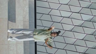 Şık bir sanatçı merdivenleri dikey bir şekilde kırıyor. Tutkulu bir adam yeraltında serbest stilde gösteri yapıyor. Afro-Amerikan dansçı şehir duvarının arkasında dans ediyor. Çağdaş yaşam tarzı