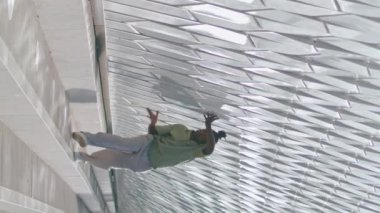 Moda sanatçısı tek başına dans eden dikey melek. Esmer tenli adam şehir stadyumunda çağdaş dans gösterisi yapıyor. Modern merdivenlere giden Afrikalı Amerikalı bir adam. Alt kültür dansçısı yazın prova yapıyor.
