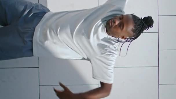 Esnek Dansçı Şehrin Dikey Çekimlerinde Koreografi Yapıyor Dreadlocks Sanatçısı Modern — Stok video