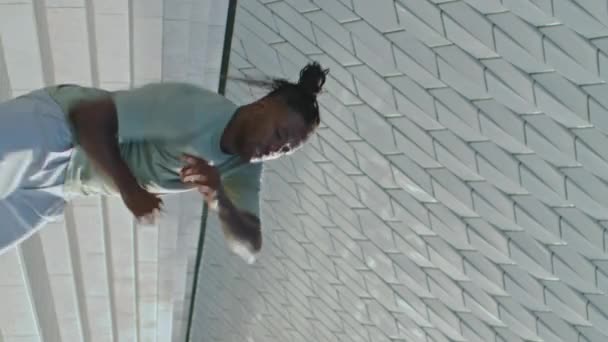 Vertikal Inspirierter Typ Breakdance Treppen Afrikanischer Mann Der Allein Zeitgenössische — Stockvideo