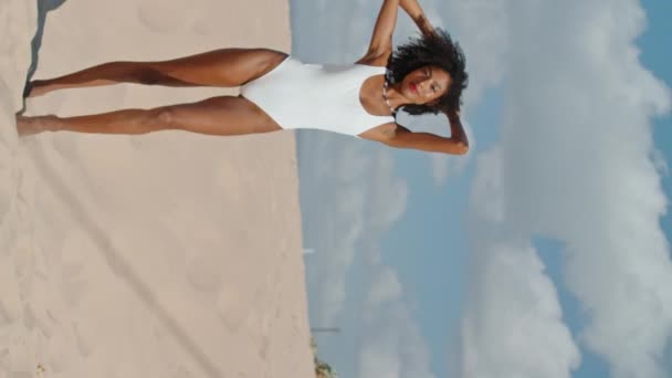 Κάθετη Κοπέλα Στην Παραλία Απολαμβάνει Φως Του Ήλιου Μπικίνι Σέξι — Αρχείο Βίντεο