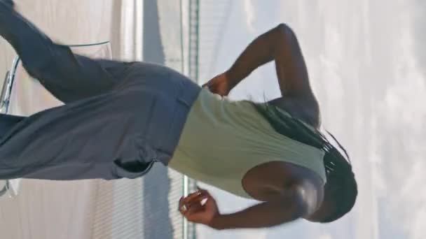 Fokuserad Kille Dansar Havsutsikt Vertikal Ängel Närbild Afrikansk Amerikansk Dansare — Stockvideo