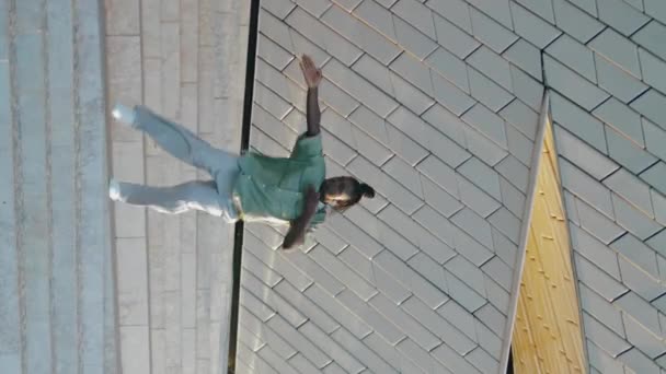 Cara Expressivo Dançando Escadas Estádio Verticalmente Orientado Afro Americano Realizando — Vídeo de Stock