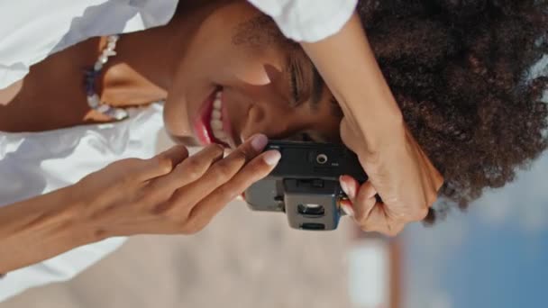 Šťastná Dívka Fotí Písečné Pláži Portrét Vertikálně Černá Žena Dělá — Stock video