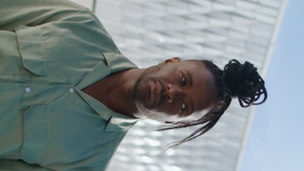 Balett Táncos Pózol Stadion Függőlegesen Orientált Portré Egy Afro Amerikai — Stock videók