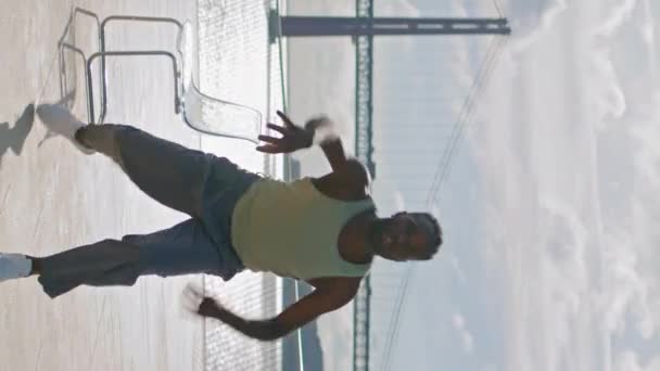 Elastyczny Tancerz Praktykujący Choreografię Tło Morza Pionowo Zorientowany Strzał Muskularny — Wideo stockowe