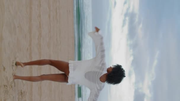 Mutlu Kız Beyaz Bikinili Sahili Dikey Seviyor Gülümseyen Afro Amerikan — Stok video