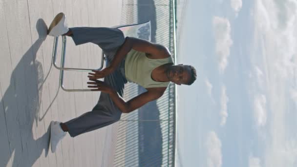 Moderno Dançarino Sentado Cadeira Fundo Mar Vista Vertical Homem Afro — Vídeo de Stock
