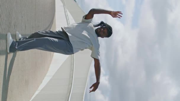 Vertical Hombre Contemporáneo Moviéndose Aire Libre Zoom Moderno Entrenamiento Bailarina — Vídeos de Stock