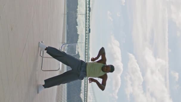 Flexibler Mann Trainiert Böschung Allein Senkrecht Geschossen Afrikanischer Mann Zeigt — Stockvideo