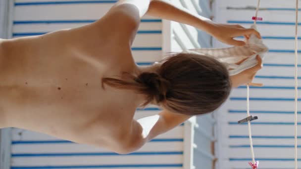 Beach Girl Powiesić Bikini Biustonosz Suszarce Widok Pionowy Beztroska Kobieta — Wideo stockowe