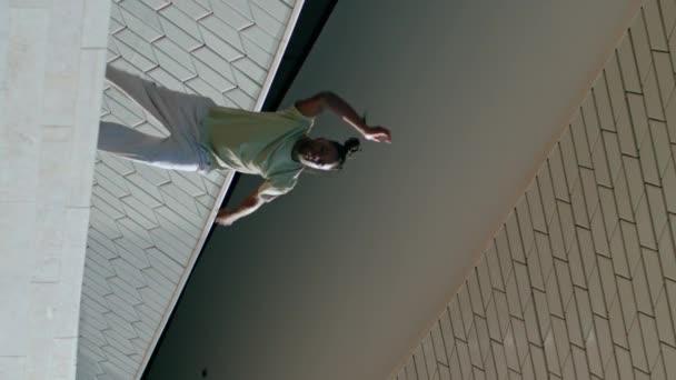 Moderne Man Oefent Dans Routine Straat Verticale Video Bruine Huid — Stockvideo