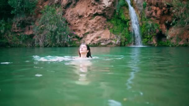Голая Женщина Плавает Лагуне Красивой Летней Природе Беззаботная Леди Плескается — стоковое видео
