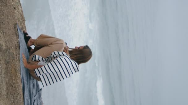 Женщина Отдыхает Океанский Пикник Летние Выходные Вертикальные Беззаботная Девушка Покидает — стоковое видео