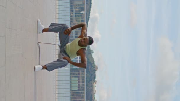 Zeitgenössische Tänzer Üben Sich Vertikalen Zoom Auf Böschungen Dreadlocks Typ — Stockvideo