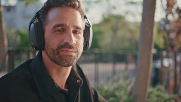Retrato Hombre Feliz Usando Auriculares Sunny City Primer Plano Guapo — Vídeos de Stock
