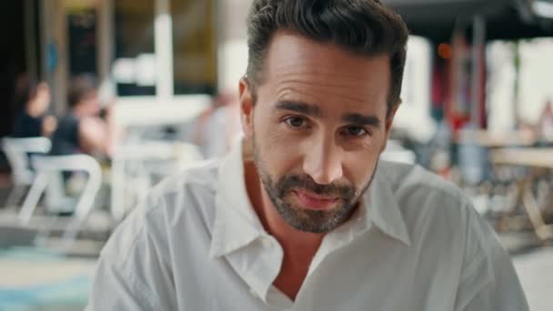 Homem Latino Retrato Posando Rua Ensolarada Bonito Turista Sorridente Sentado — Vídeo de Stock