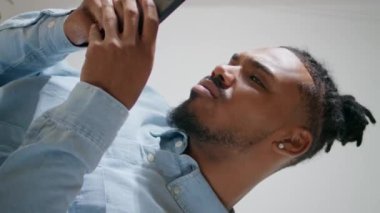 Hüsrana uğramış bir adam cep telefonunun ev ofisini dikey olarak okuyor. Endişeli iş adamı cep telefonundan kötü haberleri kontrol ediyor. Afrikalı Amerikalı serbest çalışan, dairede olumsuz e-posta aldığı için üzgün.