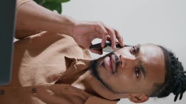 Ofiste cep telefonuyla konuşan meşgul bir adam dikey çekim yapıyor. Ev işyerinde laptopta çalışan Afro-Amerikalı serbest yazar. Uzaktan çalışan siyah saçlı adam telefonu açıyor. Odaklanmış hipster tek başına