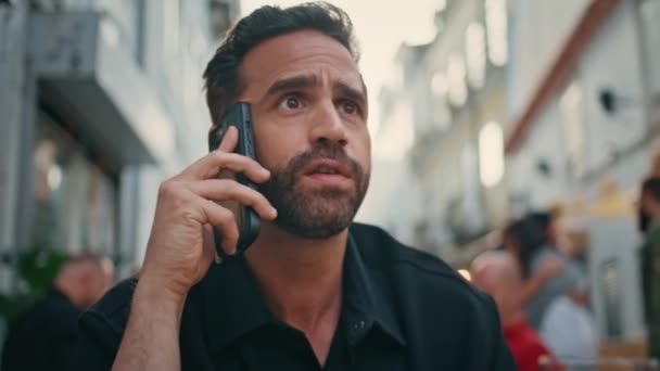 Woedende Man Ruziënde Mobiele Telefoon Gesprek Stad Close Zenuwachtige Volwassen — Stockvideo