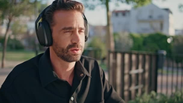 Auriculares Tipo Escuchando Música Sentado Parque Ciudad Cerca Elegante Hombre — Vídeos de Stock